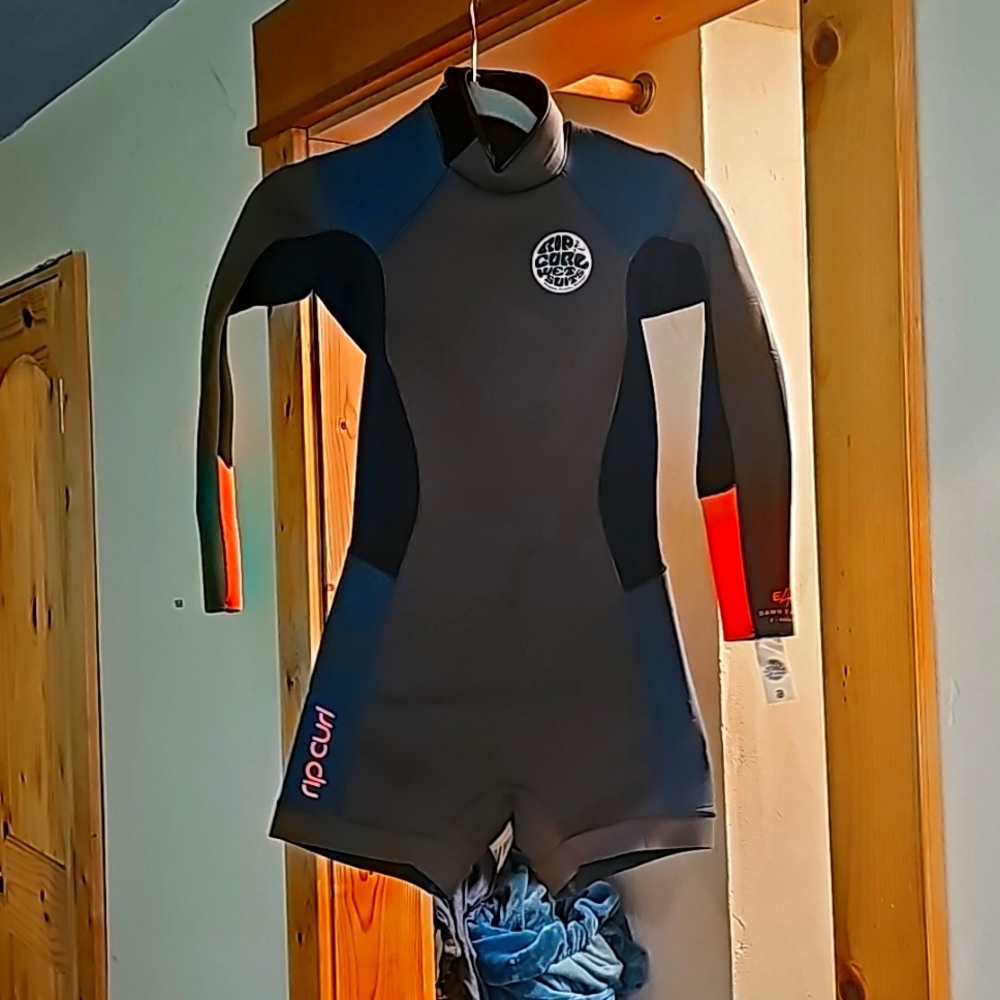 Rip Curl size 6 wetsuit 2mm. NWOT